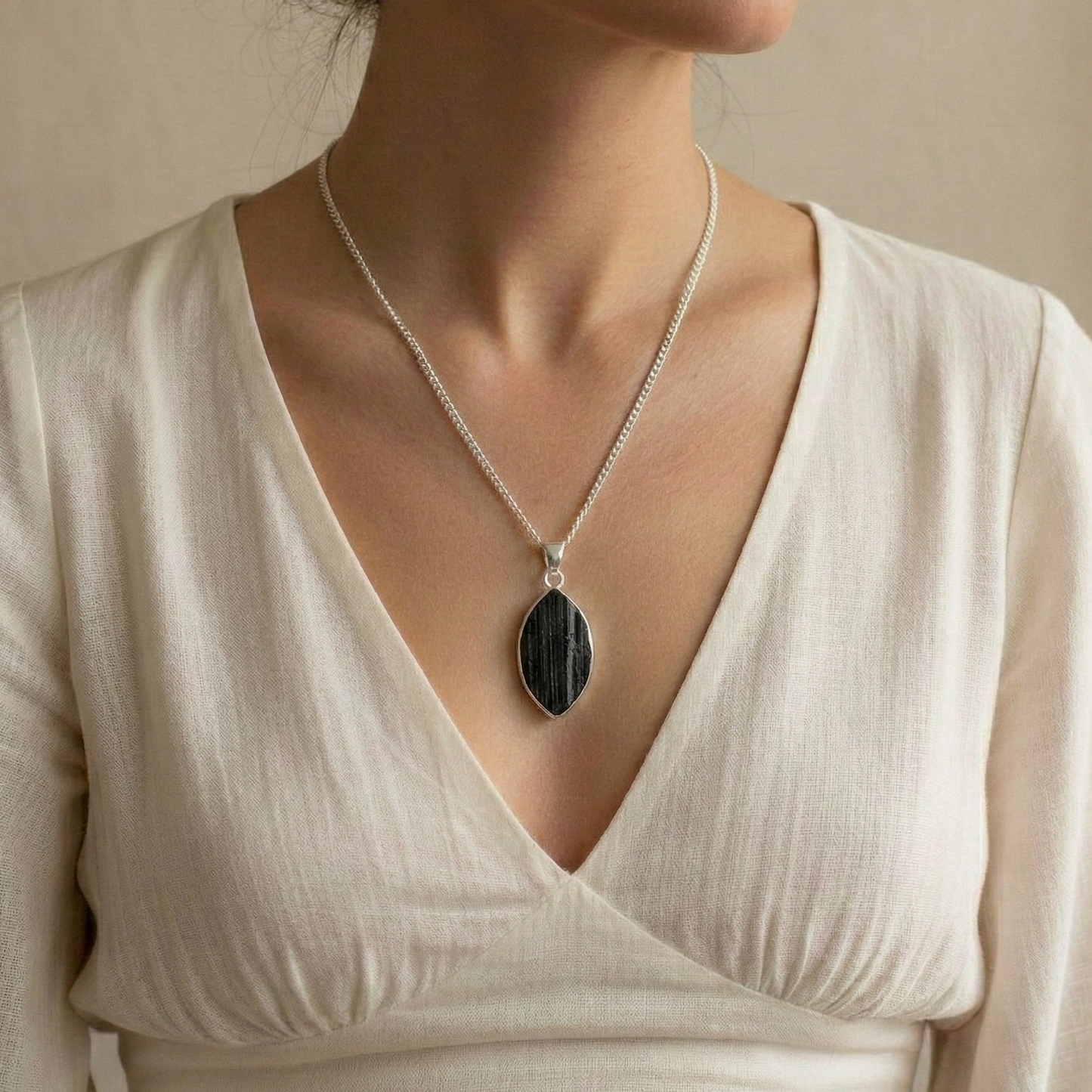 Collar de Piedra Natural Turmalina Negra en Bruto