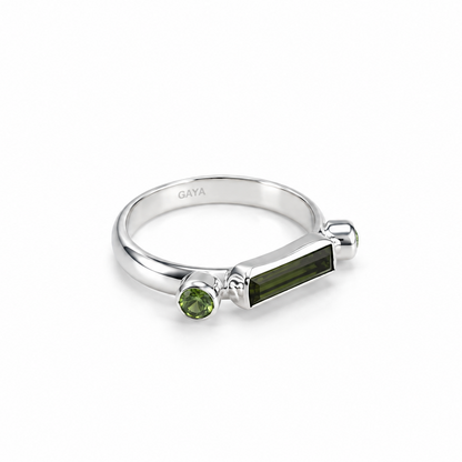 Anillo de Turmalina Verde en Bruto con Peridoto