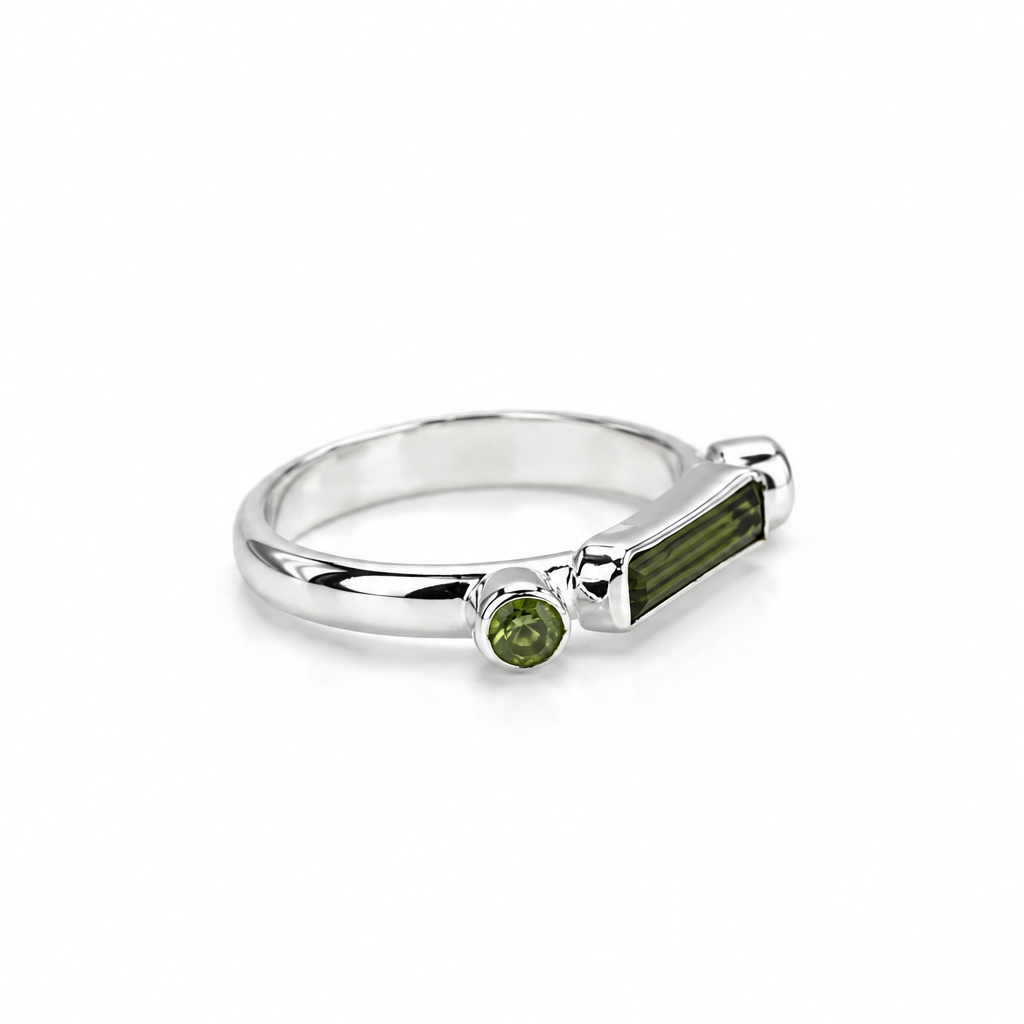 Anillo de Turmalina Verde en Bruto con Peridoto