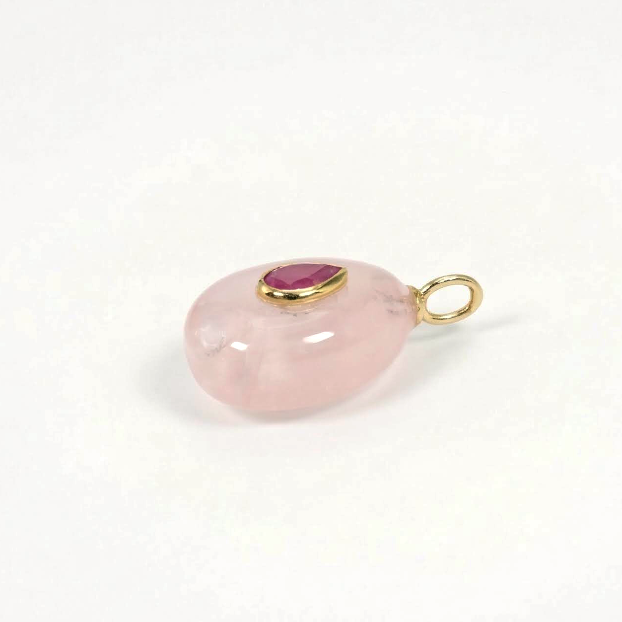 Dije de Piedra Natural Cuarzo Rosa con Incrustado de Rubí