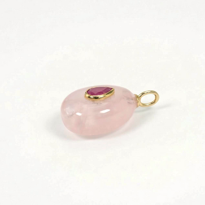Dije de Piedra Natural Cuarzo Rosa con Incrustado de Rubí