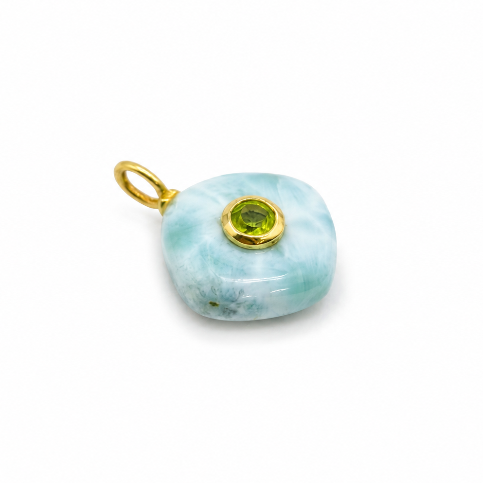 Dije de Larimar con Incrustado de Peridoto