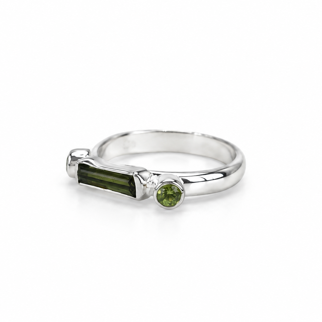 Anillo de Turmalina Verde en Bruto con Peridoto