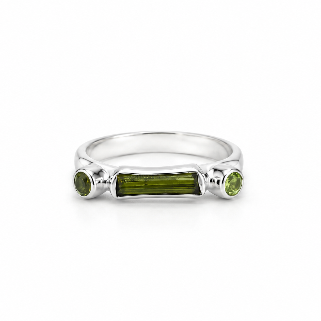 Anillo de Turmalina Verde en Bruto con Peridoto