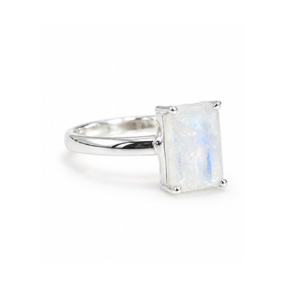 Anillo de Piedraluna Facetada