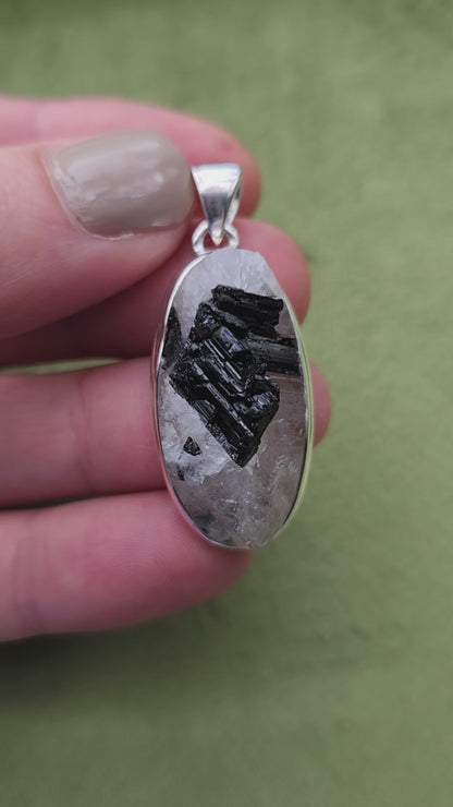 Collar de Cuarzo Turmalinado en Bruto