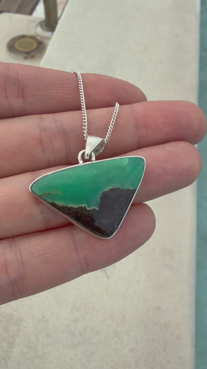Collar de Crisoprasa Boulder en Cabujón Triangula