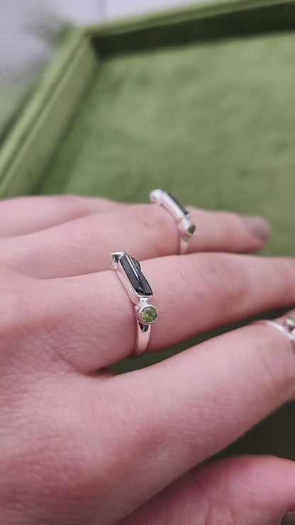 Anillo de Turmalina Verde en Bruto con Peridoto