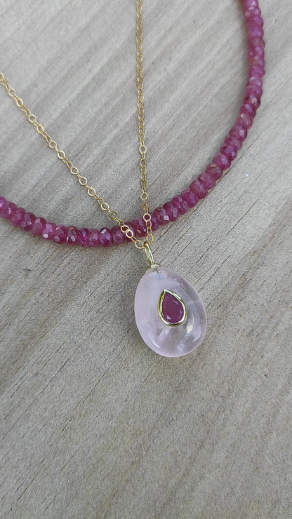 Dije de Piedra Natural Cuarzo Rosa con Incrustado de Rubí