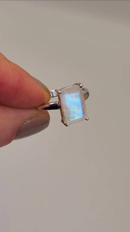 Anillo de Piedraluna Facetada